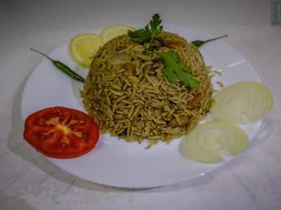 Karzan ci mostra il biryani: un riso con pollo, uva passa, frutta secca e spezie varie
